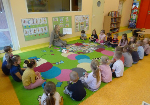 Pani dyrektor Magdalena Siupa czyta dzieciom "Książkę bez obrazków."